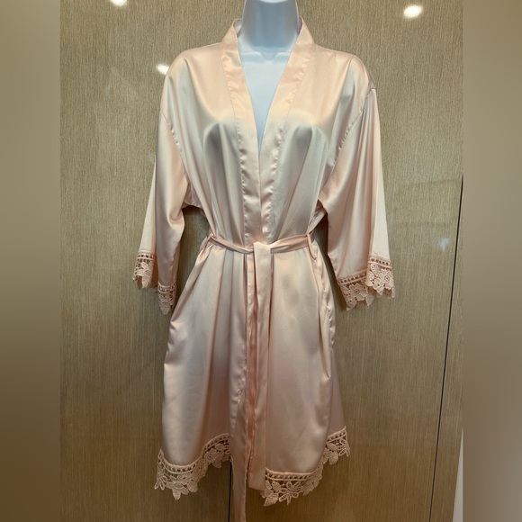Elegant Bridesmaid Robe Soft Blush Pink Tone Gold Embroidered “Bridesmaid” - Picture 4 of 7